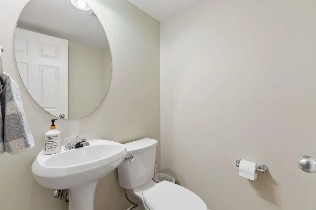 25 Hidden Creek Rise NW Calgary AB T3A6L3