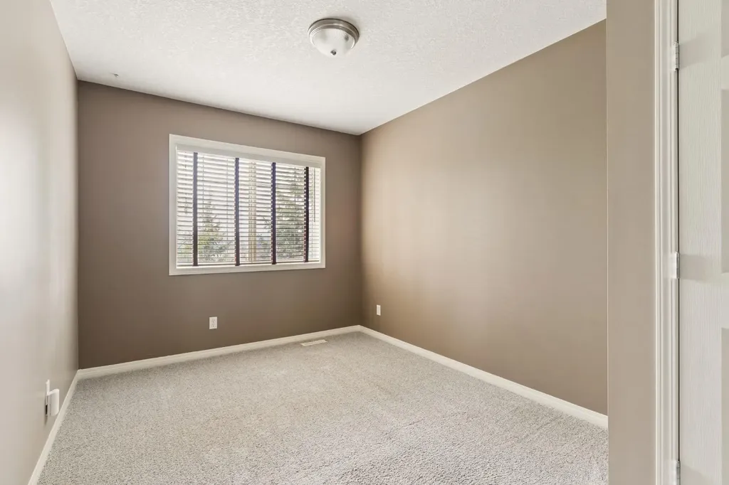 25 Hidden Creek Rise NW Calgary AB T3A6L3