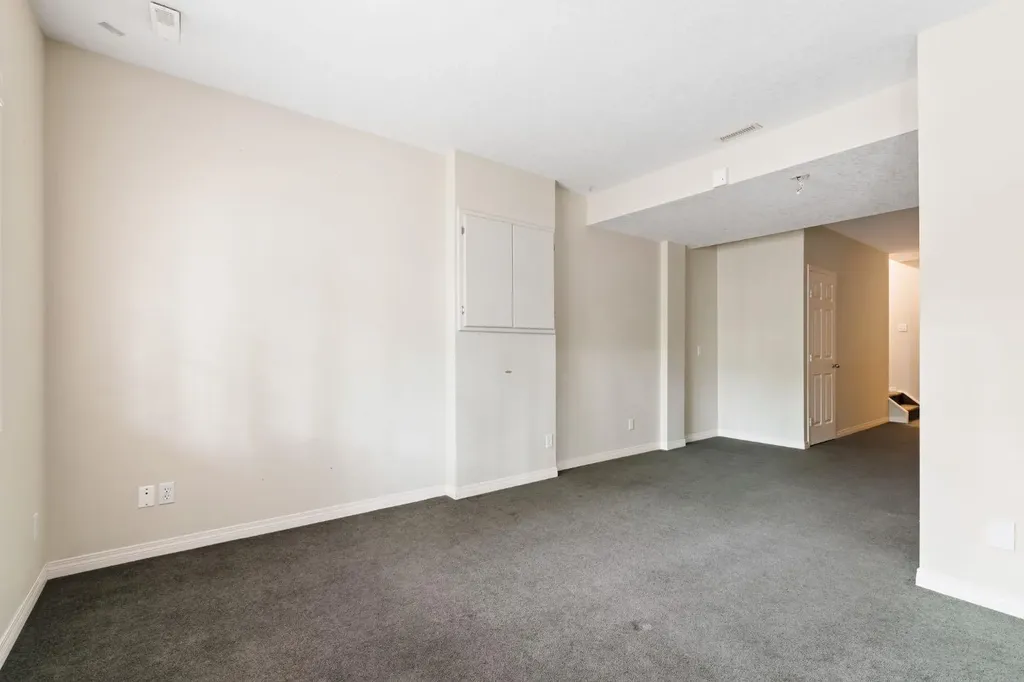 25 Hidden Creek Rise NW Calgary AB T3A6L3