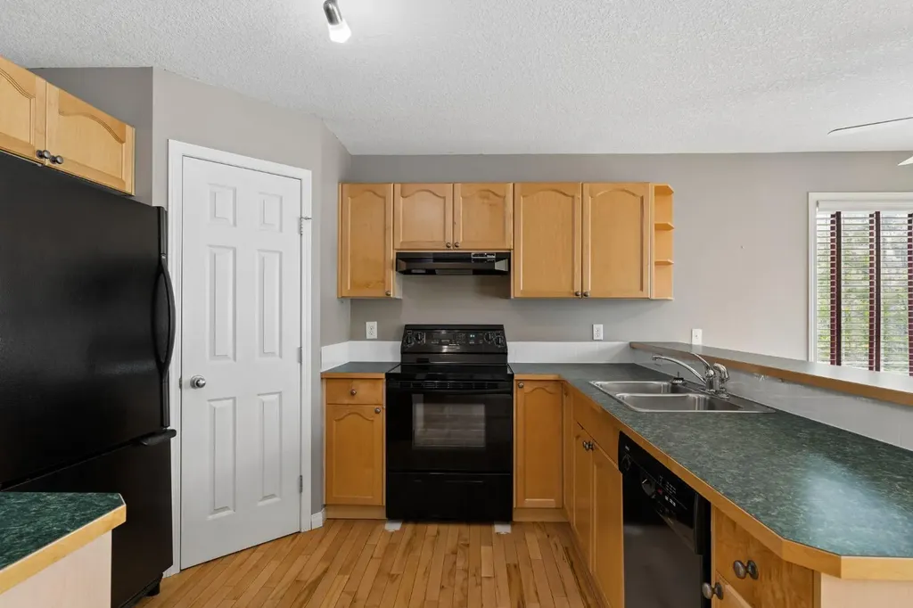 25 Hidden Creek Rise NW Calgary AB T3A6L3