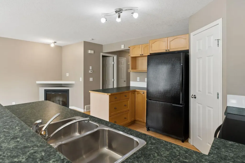 25 Hidden Creek Rise NW Calgary AB T3A6L3