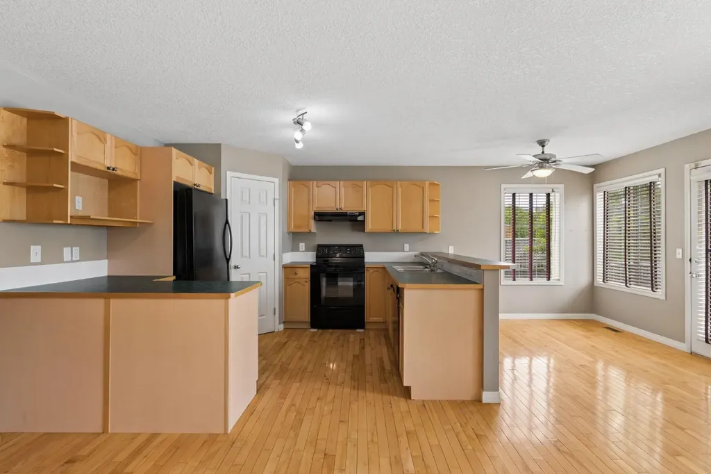 25 Hidden Creek Rise NW Calgary AB T3A6L3