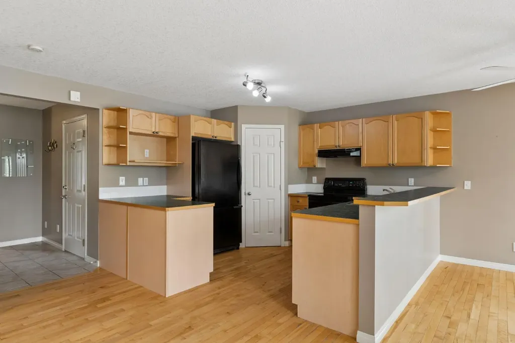 25 Hidden Creek Rise NW Calgary AB T3A6L3