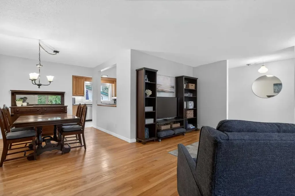 203 Southampton Drive SW Calgary AB T2W 0V6
