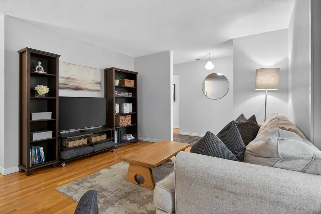 203 Southampton Drive SW Calgary AB T2W 0V6