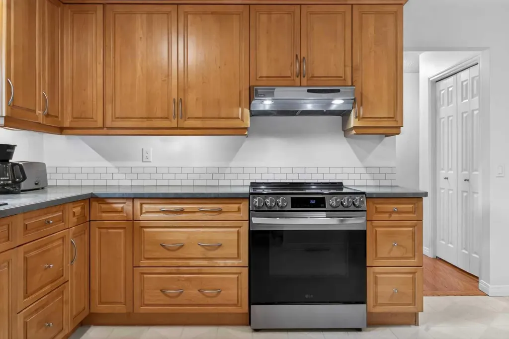 203 Southampton Drive SW Calgary AB T2W 0V6
