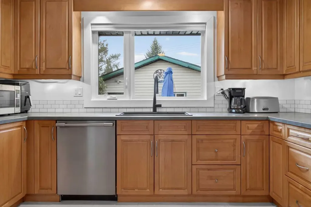 203 Southampton Drive SW Calgary AB T2W 0V6