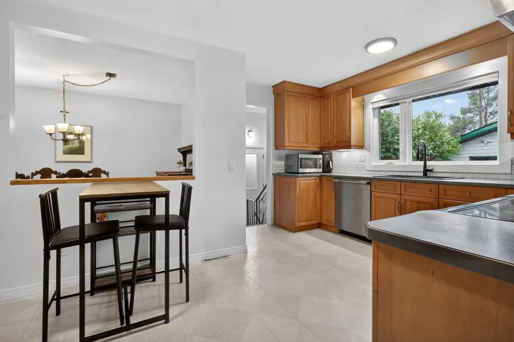203 Southampton Drive SW Calgary AB T2W 0V6