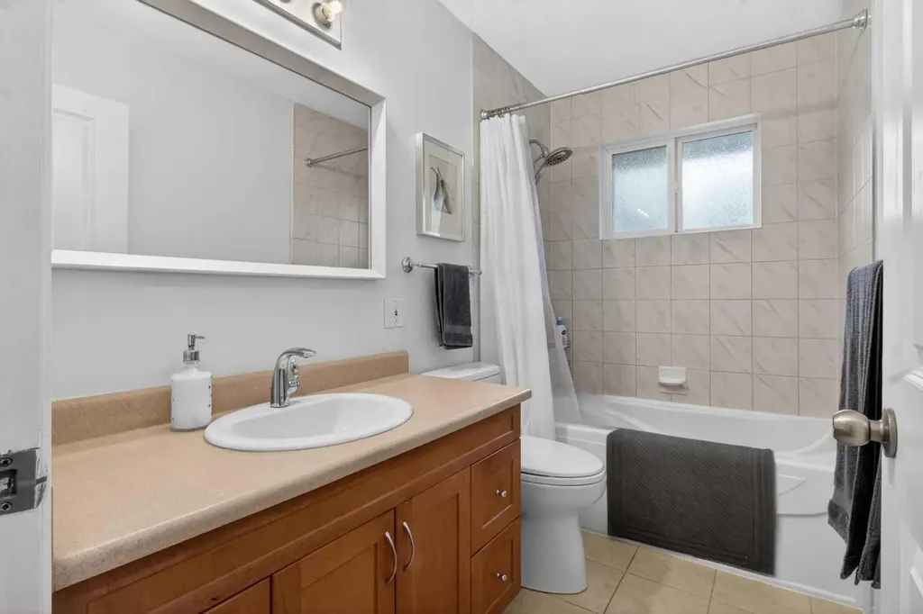 203 Southampton Drive SW Calgary AB T2W 0V6