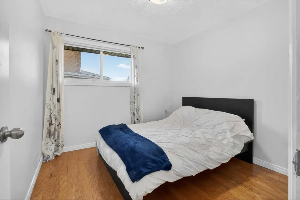 203 Southampton Drive SW Calgary AB T2W 0V6