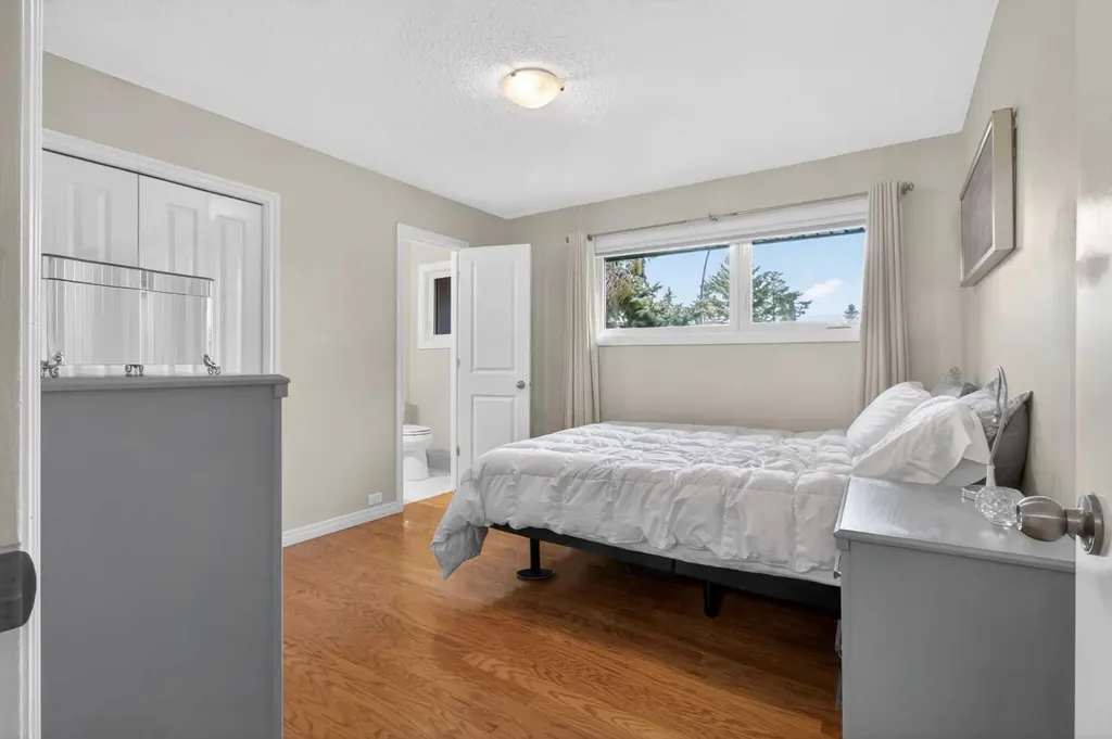 203 Southampton Drive SW Calgary AB T2W 0V6