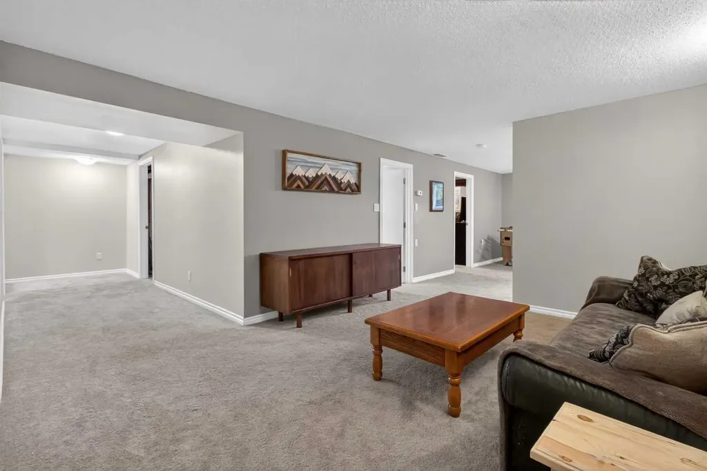 203 Southampton Drive SW Calgary AB T2W 0V6