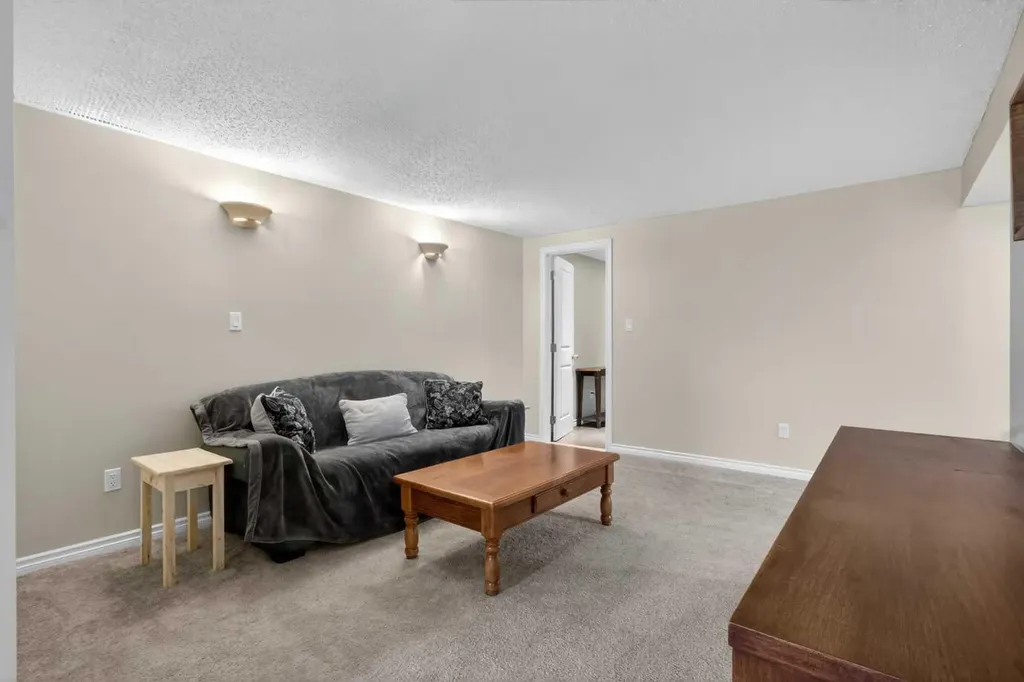 203 Southampton Drive SW Calgary AB T2W 0V6
