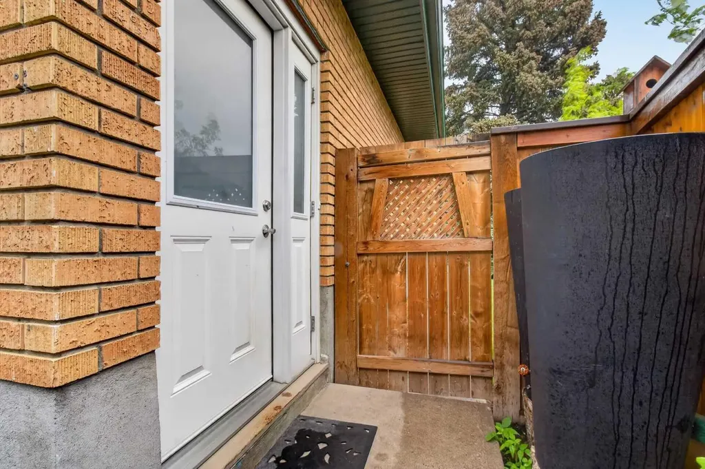 203 Southampton Drive SW Calgary AB T2W 0V6