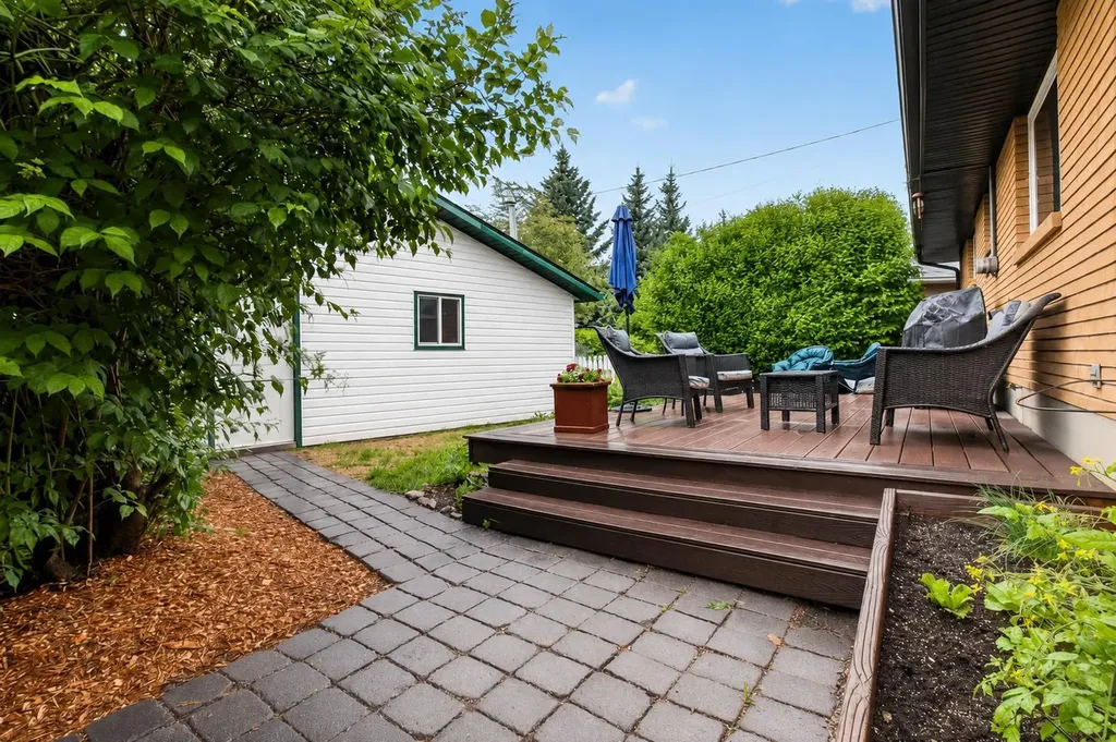 203 Southampton Drive SW Calgary AB T2W 0V6