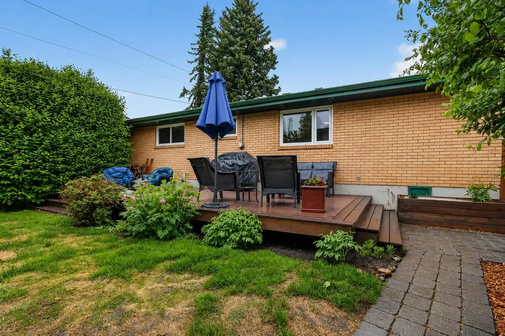 203 Southampton Drive SW Calgary AB T2W 0V6