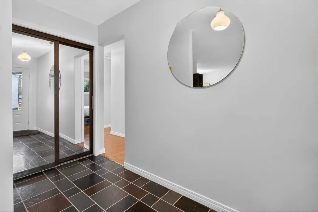 203 Southampton Drive SW Calgary AB T2W 0V6