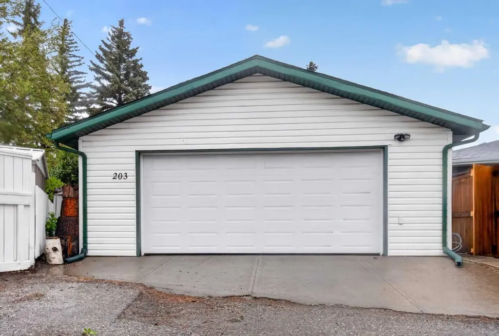 203 Southampton Drive SW Calgary AB T2W 0V6