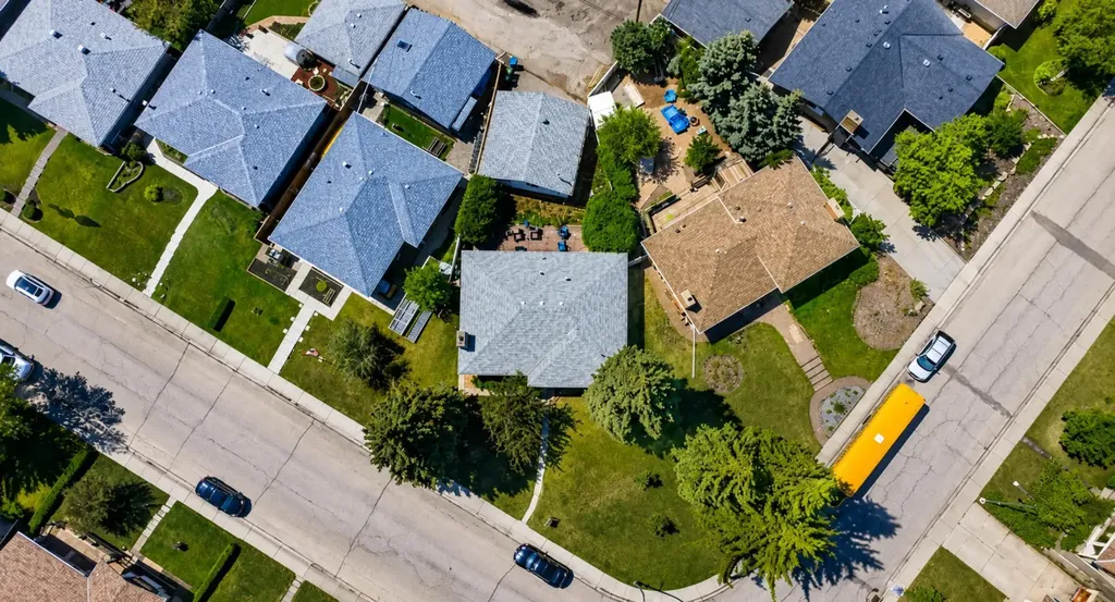 203 Southampton Drive SW Calgary AB T2W 0V6