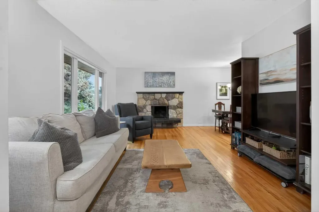 203 Southampton Drive SW Calgary AB T2W 0V6