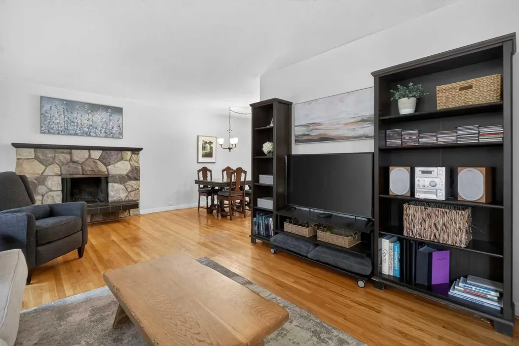 203 Southampton Drive SW Calgary AB T2W 0V6
