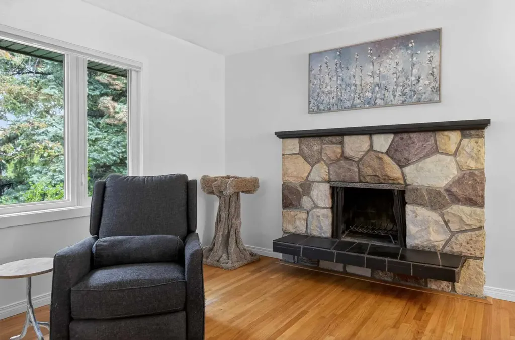 203 Southampton Drive SW Calgary AB T2W 0V6
