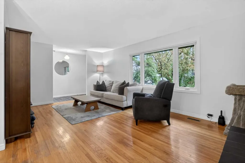 203 Southampton Drive SW Calgary AB T2W 0V6