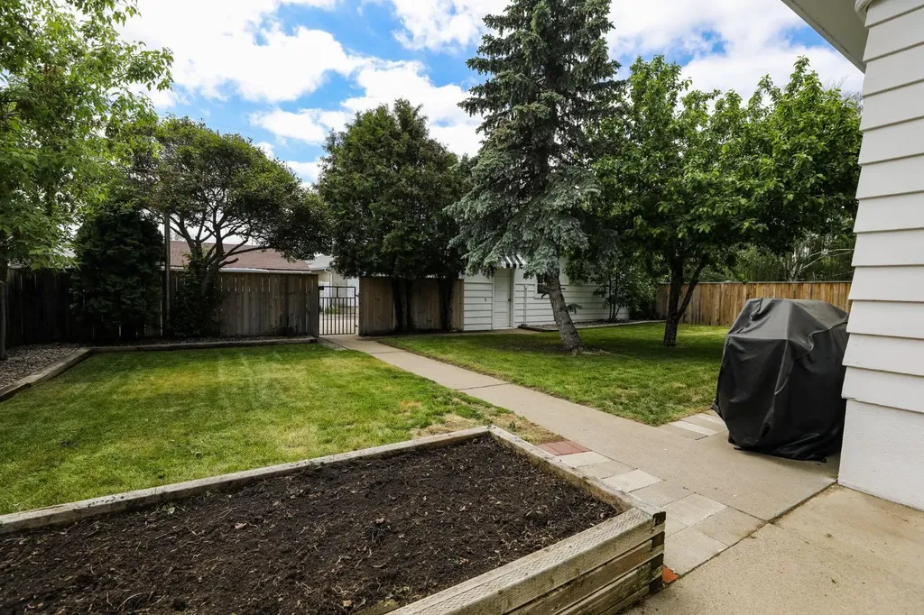 2210 9 Avenue S Lethbridge AB T1J 1X3