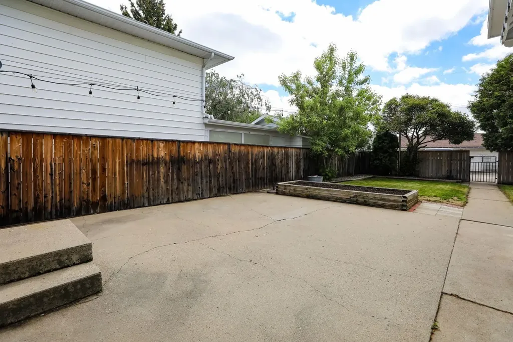 2210 9 Avenue S Lethbridge AB T1J 1X3