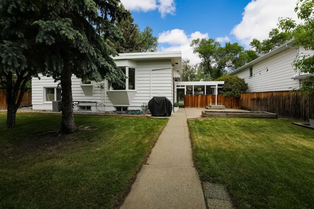 2210 9 Avenue S Lethbridge AB T1J 1X3