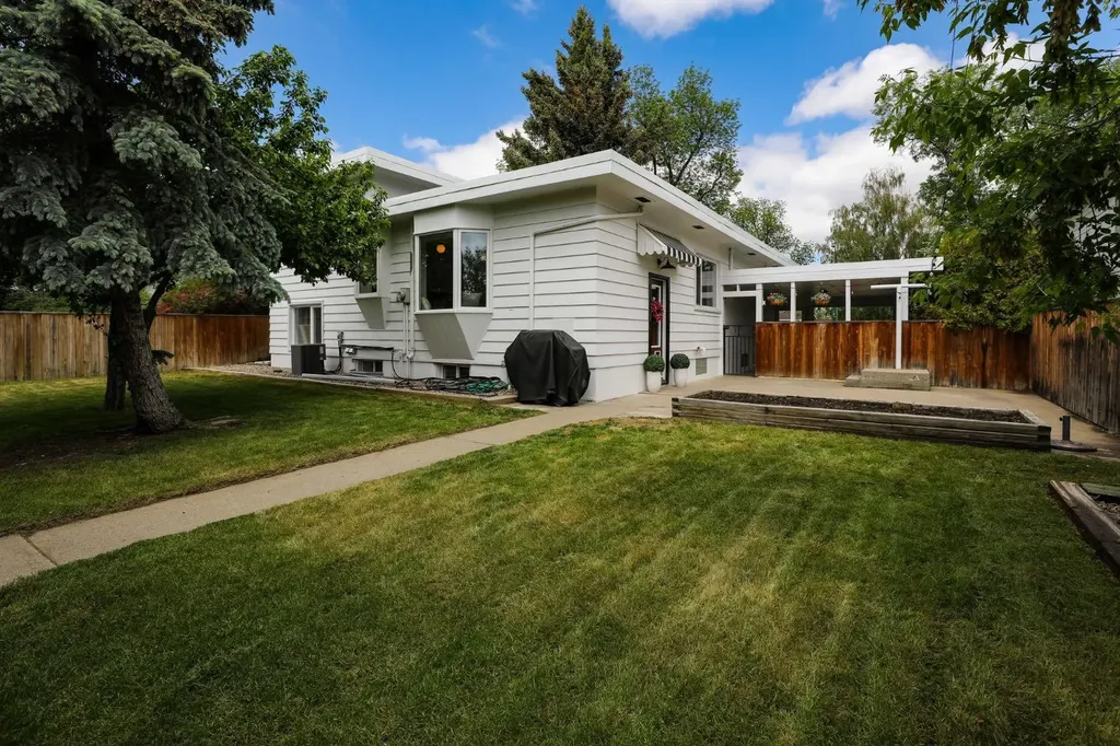 2210 9 Avenue S Lethbridge AB T1J 1X3