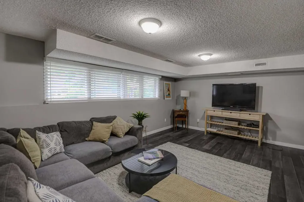 217 26 Avenue NE Calgary AB T2E 1Z1
