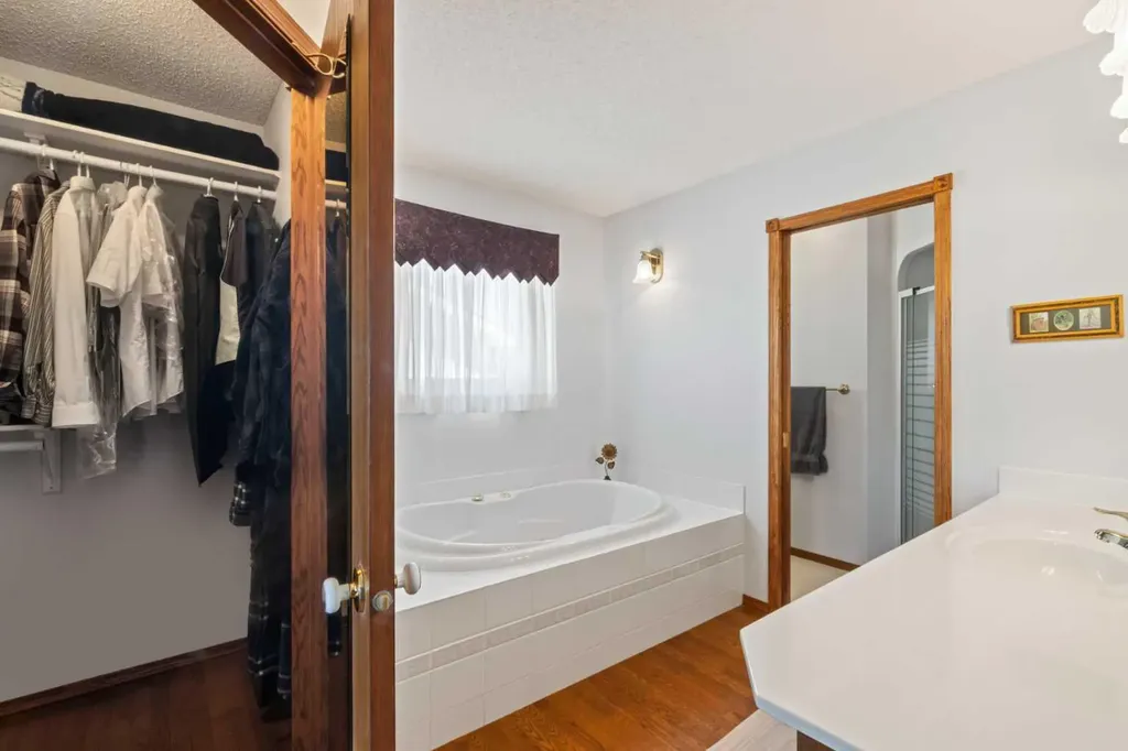 37 Riverview Close Cochrane AB T4C 1K7