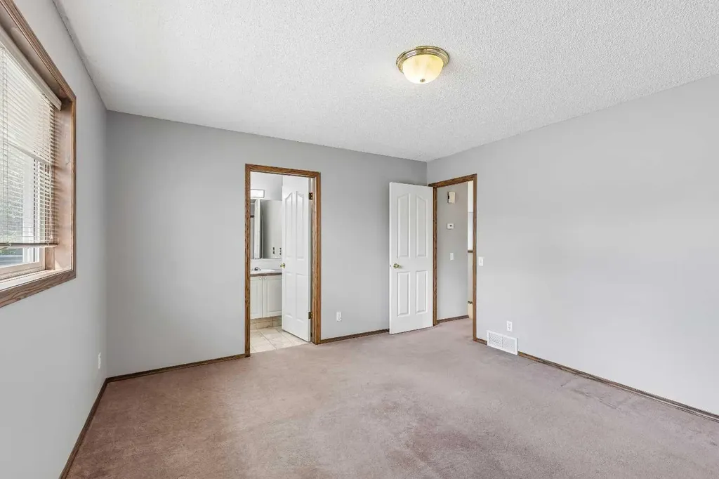 121 Quigley Drive Cochrane AB T4C1R1