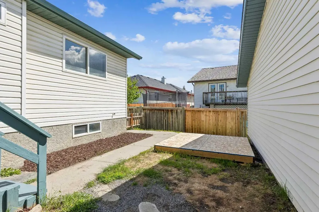 121 Quigley Drive Cochrane AB T4C1R1