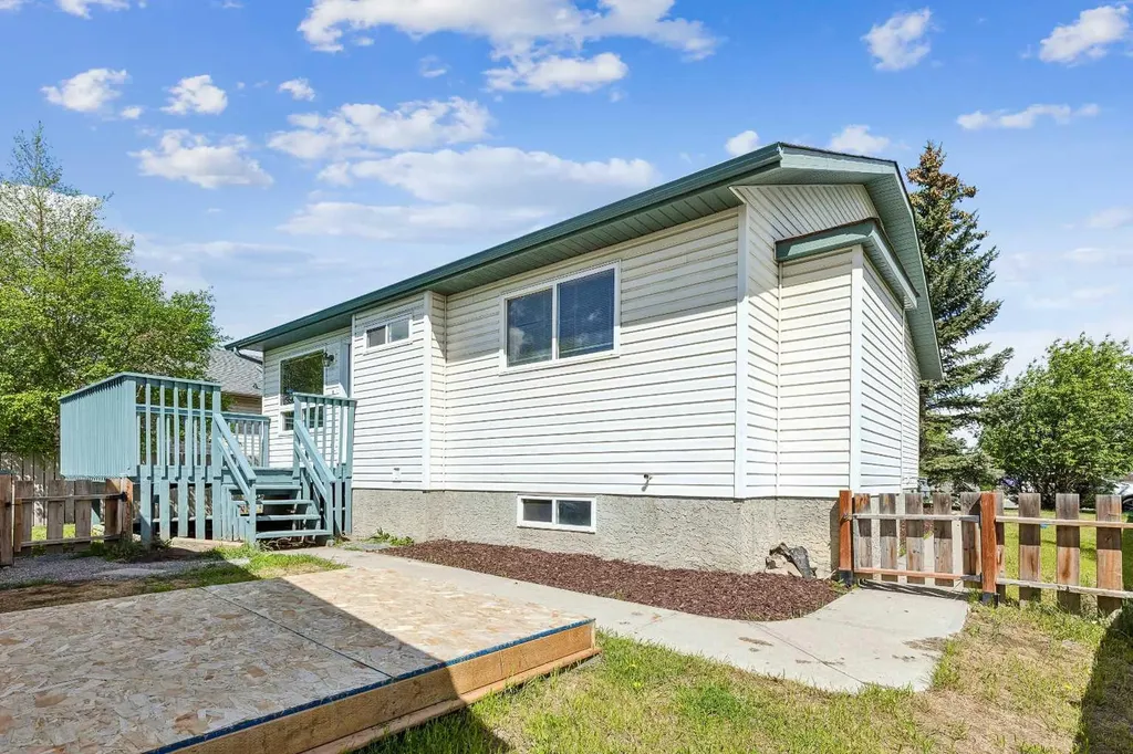 121 Quigley Drive Cochrane AB T4C1R1