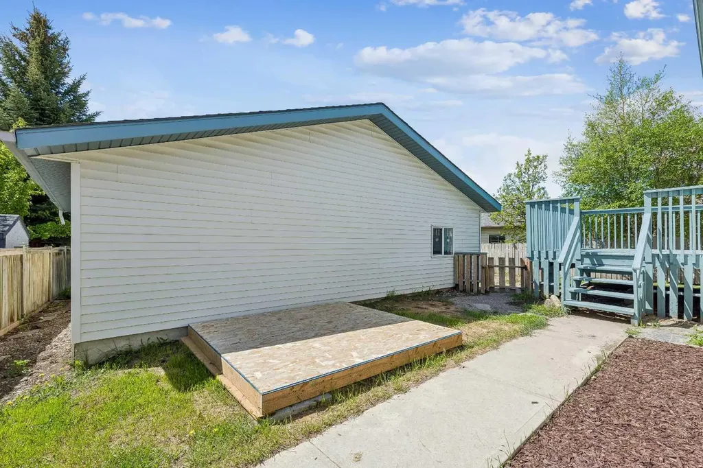 121 Quigley Drive Cochrane AB T4C1R1