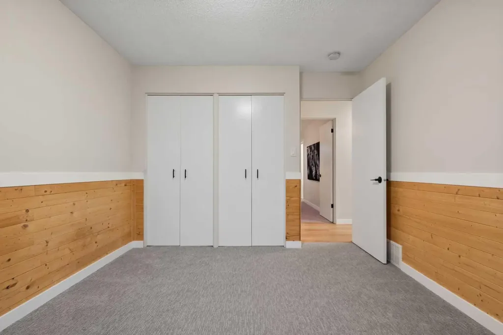 1575 Lake Bonavista Drive SE Calgary AB T2J 2X8