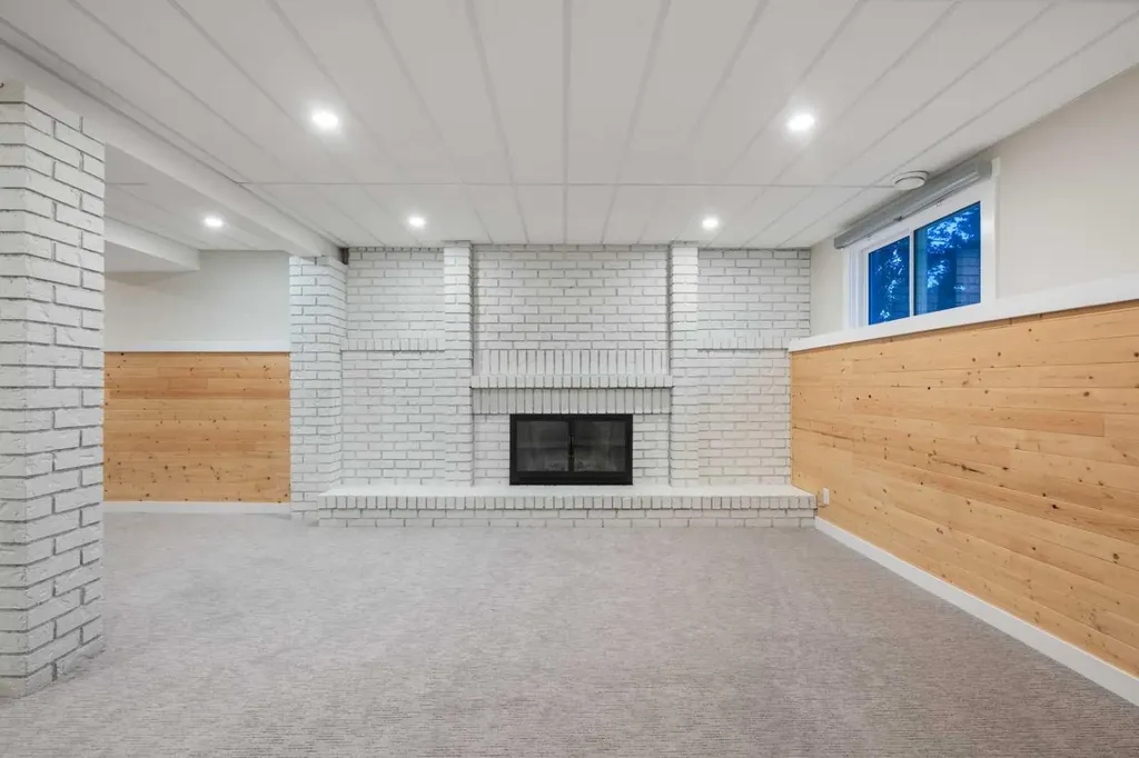 1575 Lake Bonavista Drive SE Calgary AB T2J 2X8