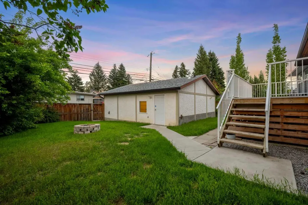 1575 Lake Bonavista Drive SE Calgary AB T2J 2X8
