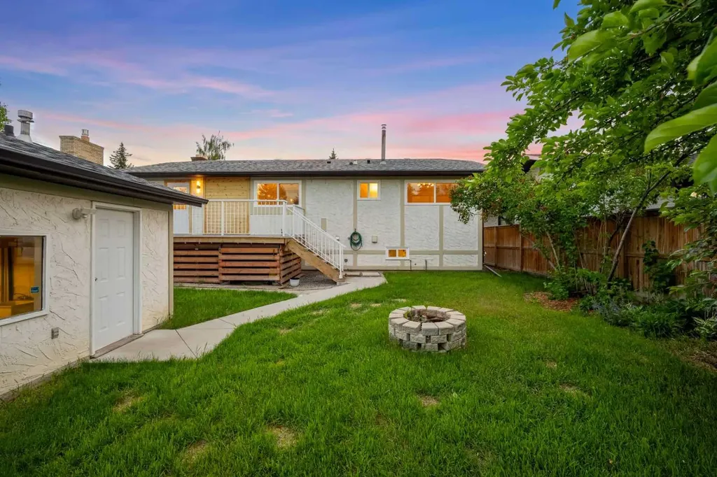 1575 Lake Bonavista Drive SE Calgary AB T2J 2X8