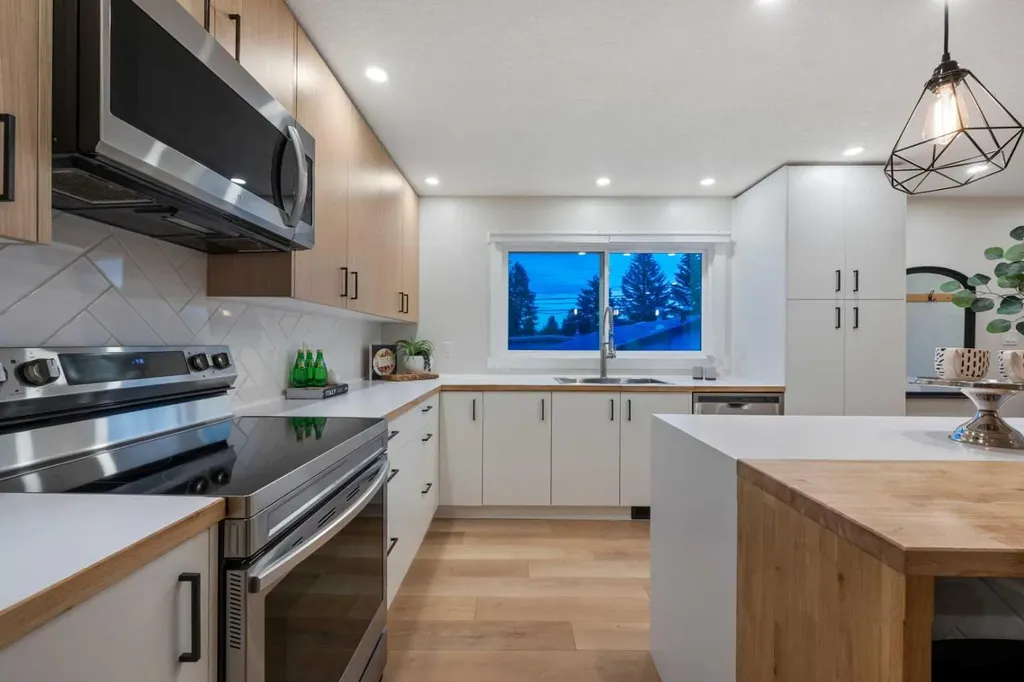 1575 Lake Bonavista Drive SE Calgary AB T2J 2X8