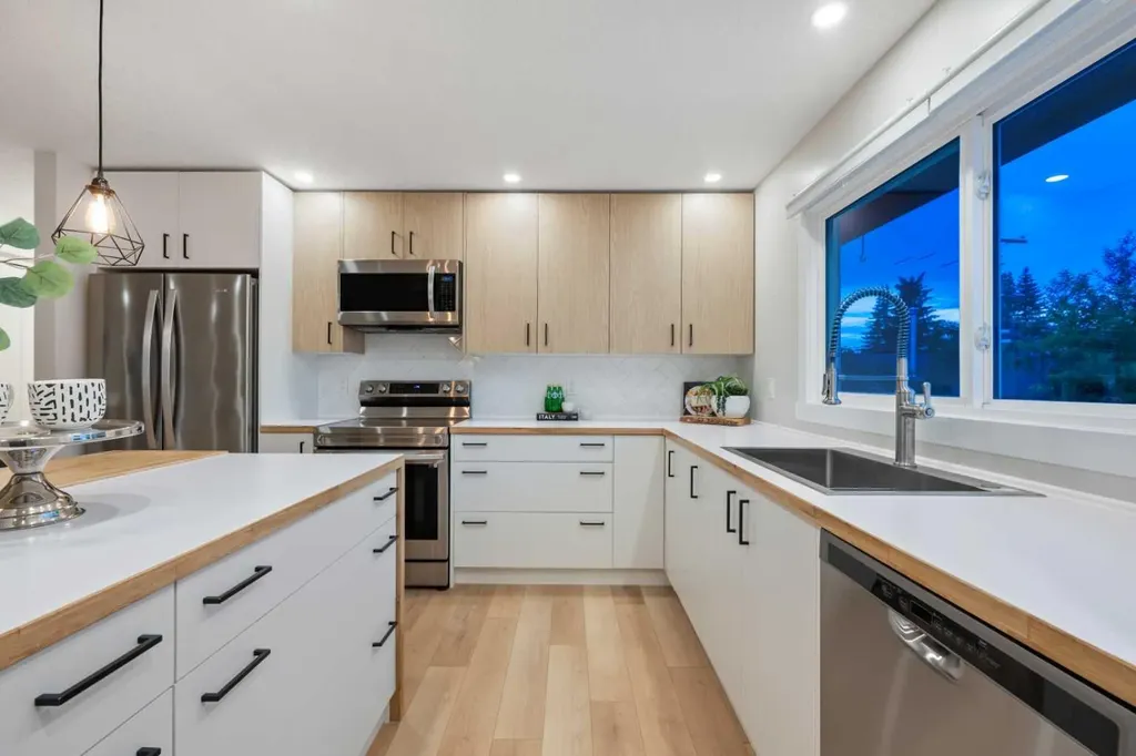 1575 Lake Bonavista Drive SE Calgary AB T2J 2X8