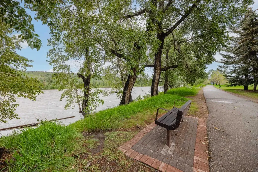 80 Point Mckay Crescent NW Calgary AB T3B 4W4