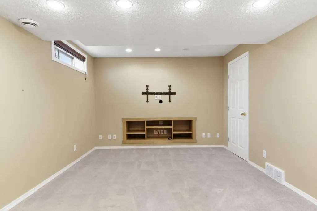 109 Arbour Wood Mews NW Calgary AB T3G 4B5