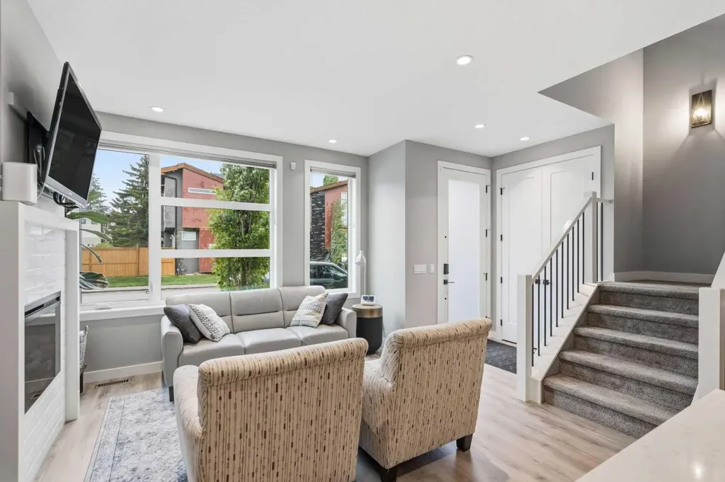 2009 12 Street NW Calgary AB T2M 4R3