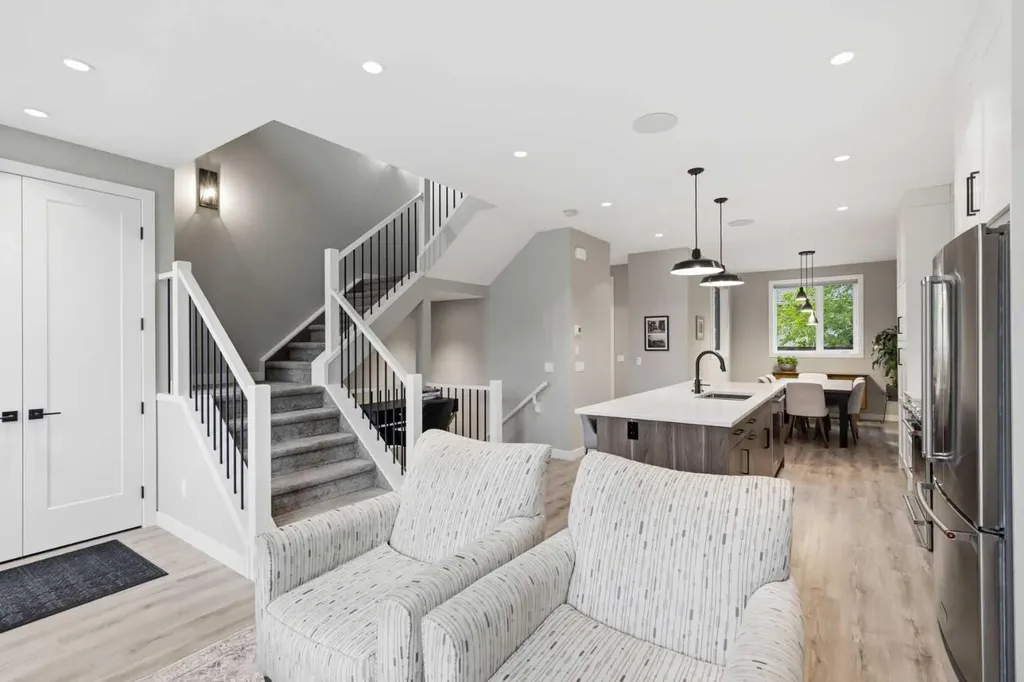 2009 12 Street NW Calgary AB T2M 4R3