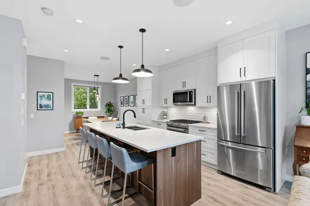 2009 12 Street NW Calgary AB T2M 4R3