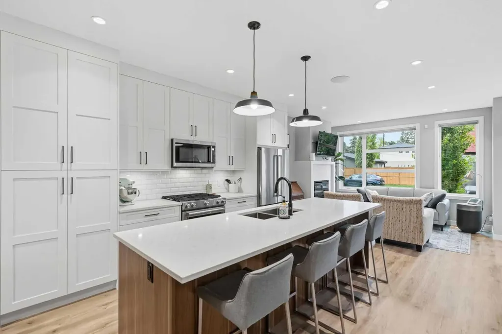 2009 12 Street NW Calgary AB T2M 4R3