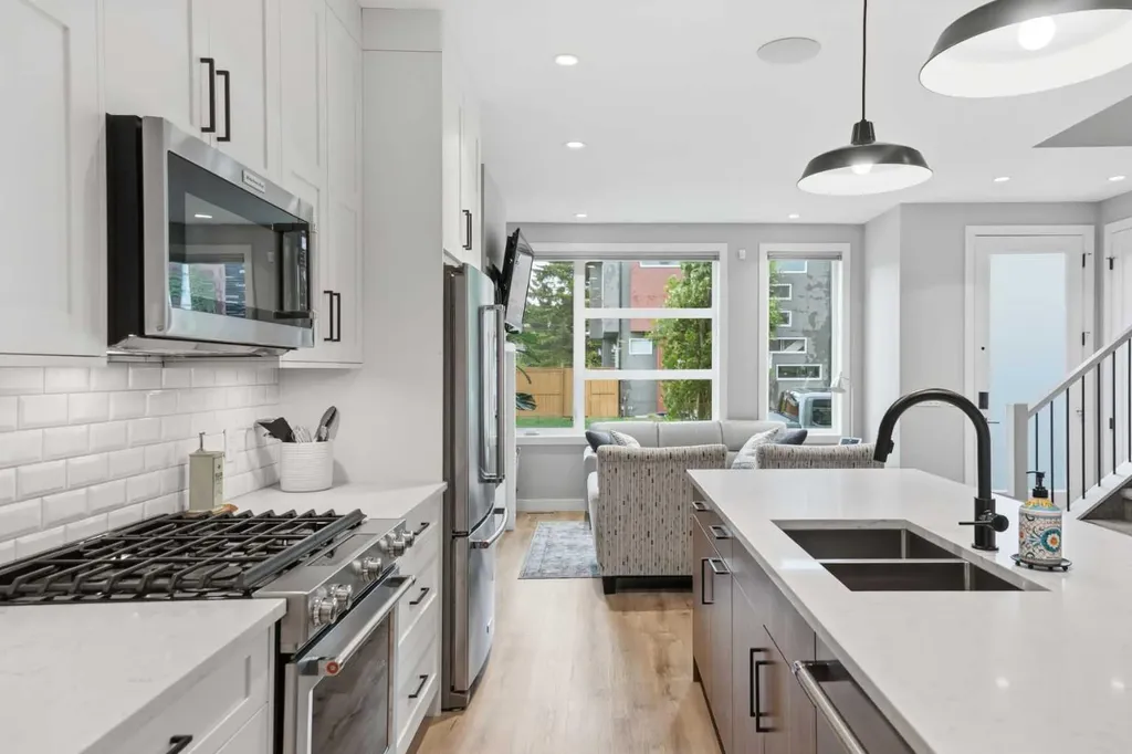 2009 12 Street NW Calgary AB T2M 4R3